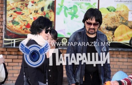 Зураач С.Саранцацрал ач,зээгээ харахыг хүсдэггүй юу?