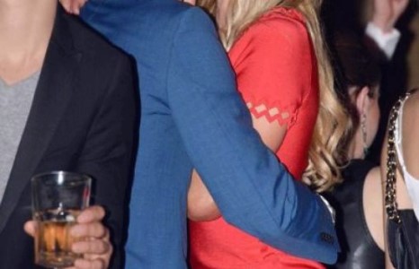 Парис Хилтон Каннд олны нүдэн дээр секс хийхээс бусдаар аашиллаа