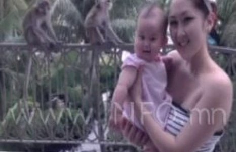 “3 охин” хамтлагийн дуучин Анхмаа бяцхан охинтойгоо