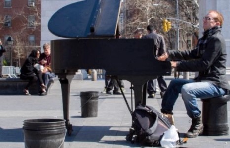 АЛЕК БОЛДИУН, ХИЛАРИЯ ТОМАС ХОЁР ГУДАМЖНЫ ХӨГЖИМЧНИЙ ТОГЛОХЫГ СОНСОЖ ЯВНА