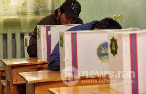 Фэйсбүүк, твиттерчдийг торгоно гэв