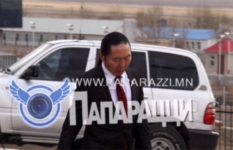 Урт үс, улаан зангиа түүний имиж