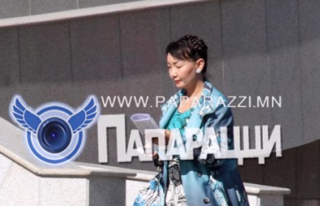 Уянгалаг хоолойтой, урт үстэй багш