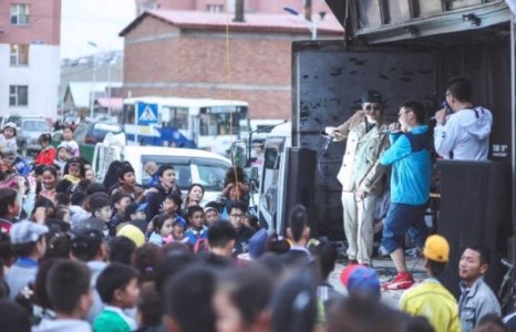 Хотын залуус Нөлөөллөөс дэгүүрт архиний эсрэг аянд нэгдсээр байна.