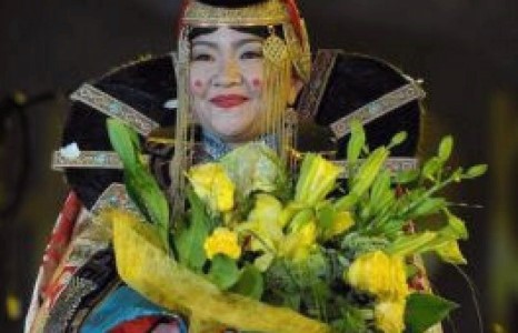  “Орифлейм”-ийн захирал мөртлөө “Орифлейм”-аа хэрэглэдэггүй Оюунгэрэл 45 саяаар дээл хийлгэв