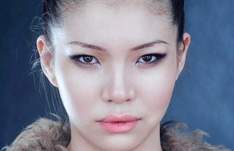 Топ Одгэрэлийн залуу хувилбар гэх загвар өмсөгч Солонго