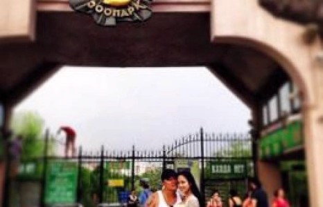 Амархүү алдарт улаан бензтэйгээ болон эргэн нийлсэн найз бүсгүйтэйгээ