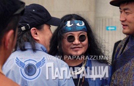 Ард түмний домог, наадмаар донсолгоно