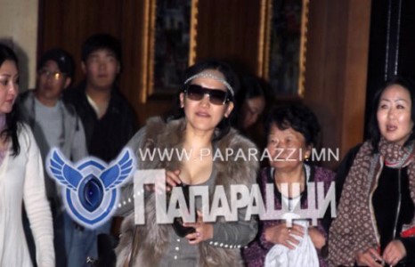 Хар шилтэй халуухан Жулиана