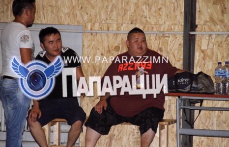 Ноён Бондгор мэтгэлцээндээ бэлдээд, ширүүхэн байна даа