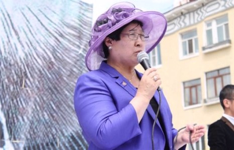 Нэр дэвшигч Н.Удвалтай оюутнууд “Битлз”-ийн хөшөөн дээр “болзож” уулзлаа