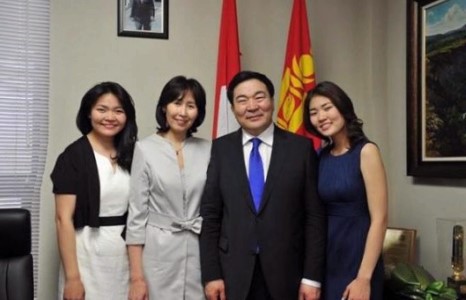 Б.Бат-Эрдэнэ: Охинтой минь суух гэж байгаа хүргэн хүртэл “аваргаа” л гээд байгаа