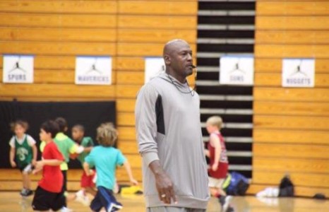 Жордан Монгол хүүхдүүдэд сагсан бөмбөг заана