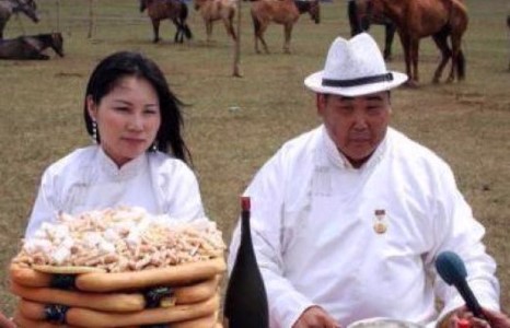 Дуучин Баясгалангийн амьдралаар амьдрахийг хүссэн “Жинхэнэ хуулбарлагчид”