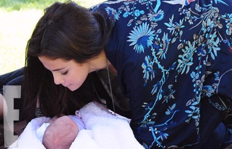 Селена дүүдээ ухаангүй хайртай