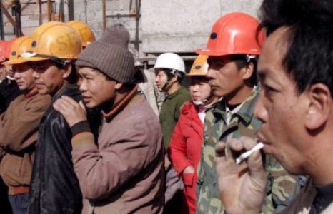 Хятад ажилчид Монгол иргэдийг цагдаатай хамт барьцаалжээ