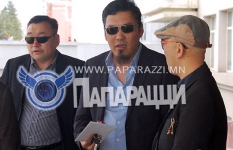 Хахир хатуу, шударга шулуун гэх гитарчин Өөжгий