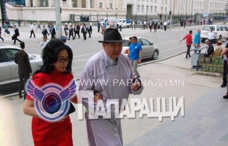 “АПУ”-гийн Батхүү эхнэртэйгээ