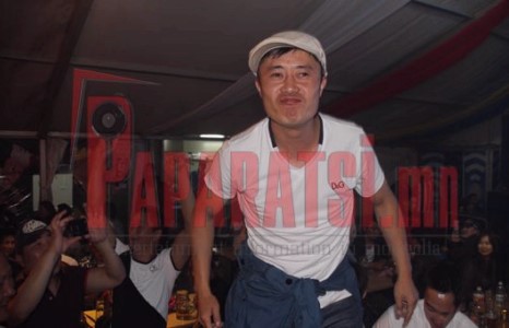 “Оддын бэсрэг наадам”-ын үеэр жүжигчин Төтө, дуучин Лхагвагийн толгойг хагалжээ