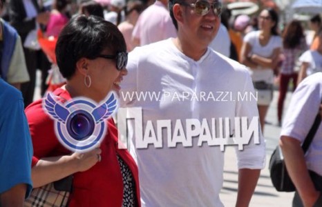 Наадмын өдрүүдээр жүжигчин Эрдэнэзаан 4- дэхь хүүхдээ өлгийдөн авсан