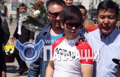 МУГЖ Хүрэлхүүд баярын цэцэг өгөхөөр яарч яваа хөдөлмөрийн баатар