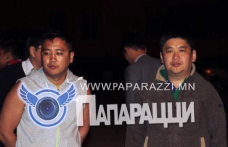 Монголын тэрбумтан, монголын алдартан 2 эхнэрүүдийн хамт