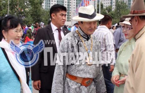 Дэмбэрэл гишүүн бага хатнаа гэртээ орхин, их хатнаараа гоёлоо