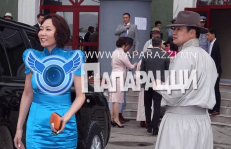 Үзэсгэлэнтэй эхнэртэй, сайхан залуу