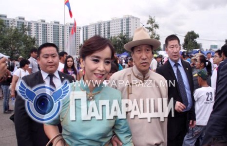 Экс ерөнхий сайд эхнэртэйгээ