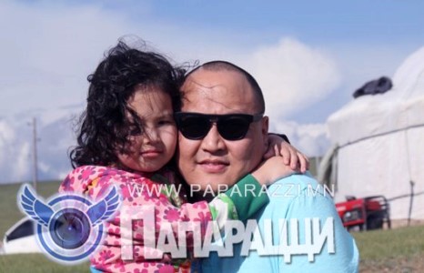 Дуучин Дэлгэрмөрөнг зөөллөсөн Зөөлөнсий охин