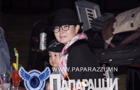 Дуучин Отгоо 2 ой гарантай хүүтэйгээ