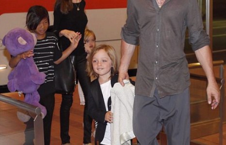 Брэдийн гэр бүл Япон улсад саатлаа