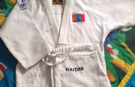 Аваргын өмсгөлийг 5,650 сая төгрөгөөр худалдан авсан залуу Танан охинд мөнгөө гардуулан өгнө