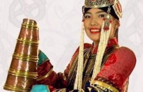 Баян Базараа ,нялх эхнэрийнхээ аав ээжид байр машин авч өглөө