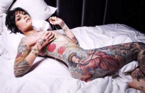 Шивээстэй секси хүүхэн