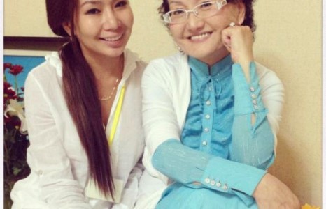 “ 3 охин” хамтлагийн Ану “Шри шри” бясалгалд нэгдлээ