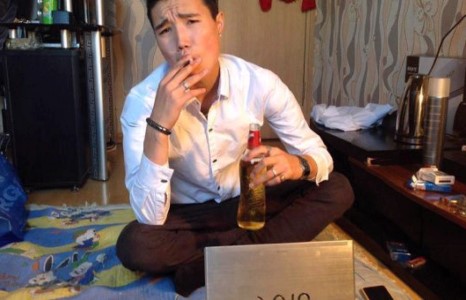 Дуучин Ариунаагийн хүү 18 нас ч хүрээгүй байж тамхи татаж,пиво шимэн сууж байх юм