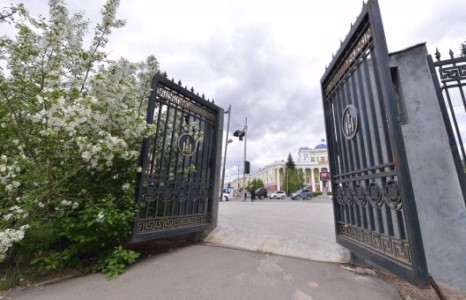 Төрийн ордны ард талд Онцгой байдлын алба болон мөрч нохдын баг ажиллаж байна