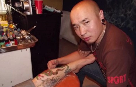 Монголын ноймор нэг шивээсчин Бандгаа олны танил эрхмийн эхнэрт шивээс хийснээс болж маргалджээ