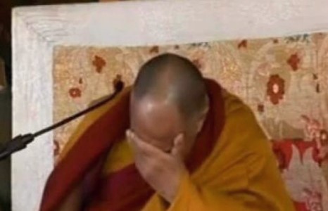 Далай лам уйлж байна