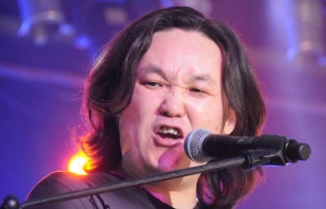 “Никитон”-ы Бачка: Бөгс чангатай хүүхнүүд яван чангарна