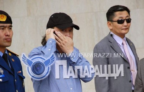 Яргуй шиг охидоор хүрээлэгдсэн Чука