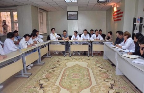 Тангараг өргөсөн эмч нар ганц даргаас болж, хүний амь насыг золиосонд гаргаж байгаад иргэд бухимдалтай байна