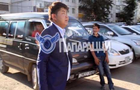 Батаа гээсэн хайр дээрээ эргэн очжээ