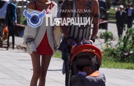 Онгоцонд сүйн бөгжөө солилцсон хосууд охины хамтаар