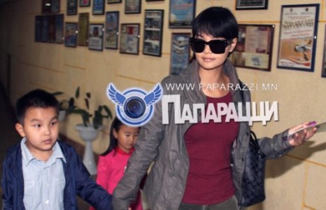 UBS телевизийн хөтлөгч Халиун хүүгээ аавтай болгохоор шийджээ