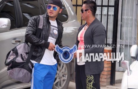Бодибилдер Г.Жамц, спортлог найз жүжигчин Баттөрийн хамт