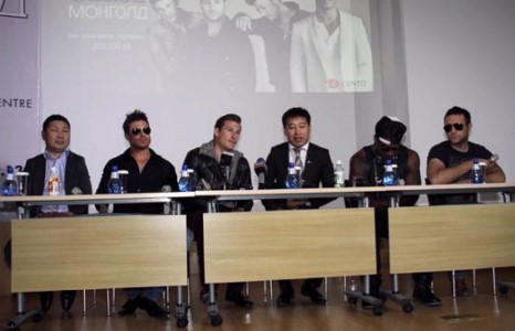 “Blue” хамтлагийнхан Монголд ирээд даарав