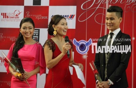 Бие биенээ хайрласан жүжигчин хосууд