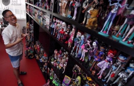 9000 хүүхэлдэйн цуглуулгатай залуу